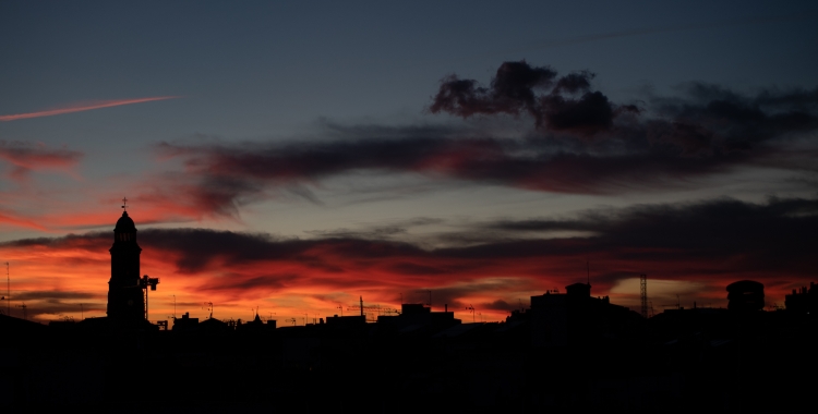 Posta de sol per sobre de les teulades de Sabadell | Roger Benet