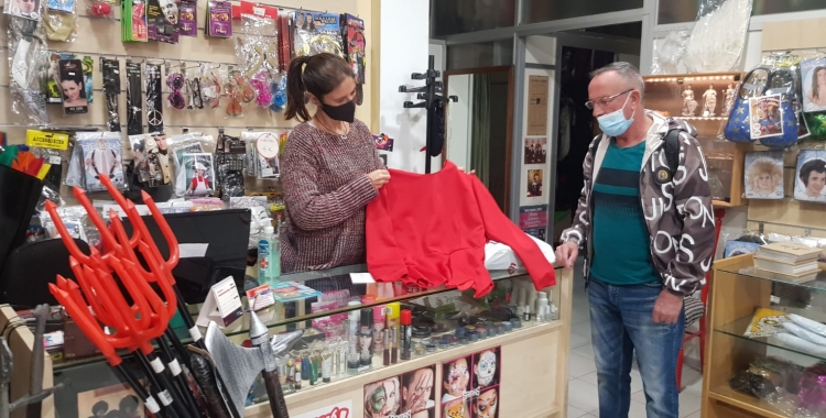 Anna Barquet a la botiga de disfresses Barquet a La Creu Alta | Raquel García