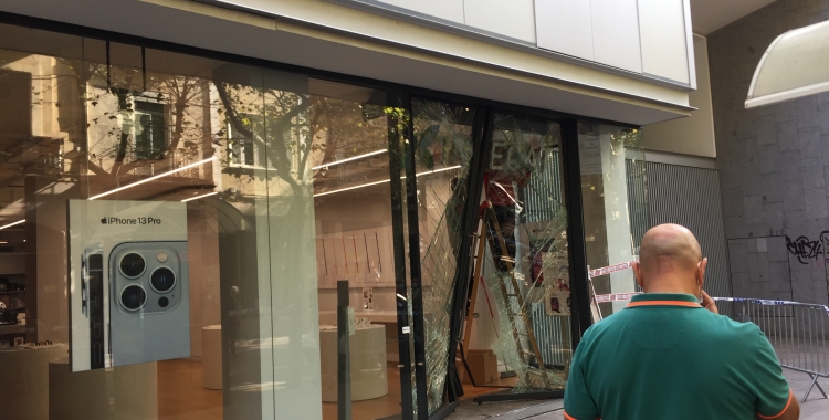 Façana de la botiga aquest migdia, operaris canvien el vidre trencat | Ràdio Sabadell 
