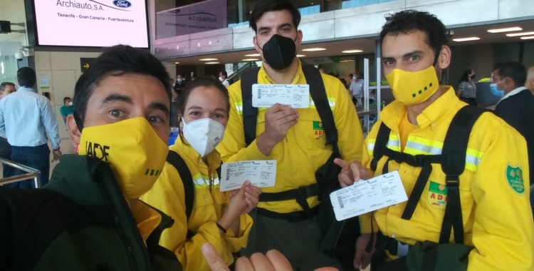 Els quatre voluntaris, a l'Aeroport del Prat, a punt per marxar/ Cedida