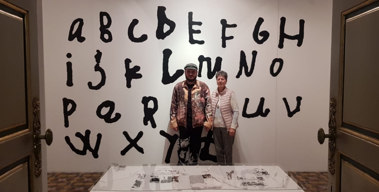 L'artista Oriol Enguany exposa 'Un gran dinar' al Museu d'Art, un homenatge a la seva àvia