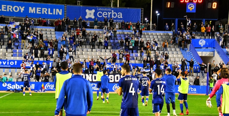 Ovació recíproca de jugadors i afició divendres a la Nova Creu Alta | CES