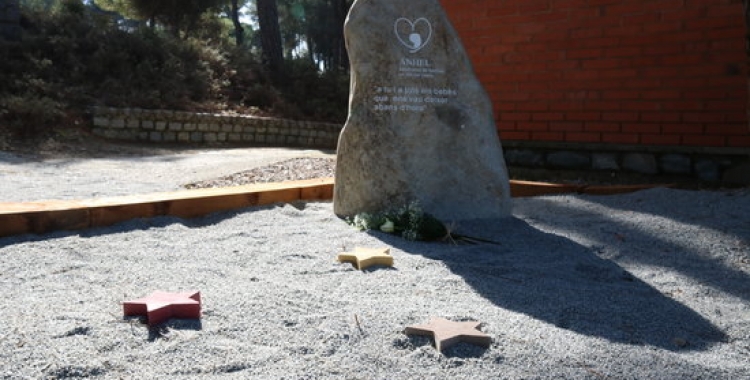 Imatge del memorial dedicat al dol perinatal que s'ha instal·lat al cementiri de Sant Cugat del Vallès | ACN
