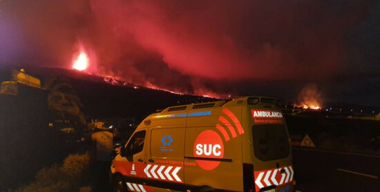 Una ambulància amb el volcà en erupció a la Palma el 20 de setembre del 2021