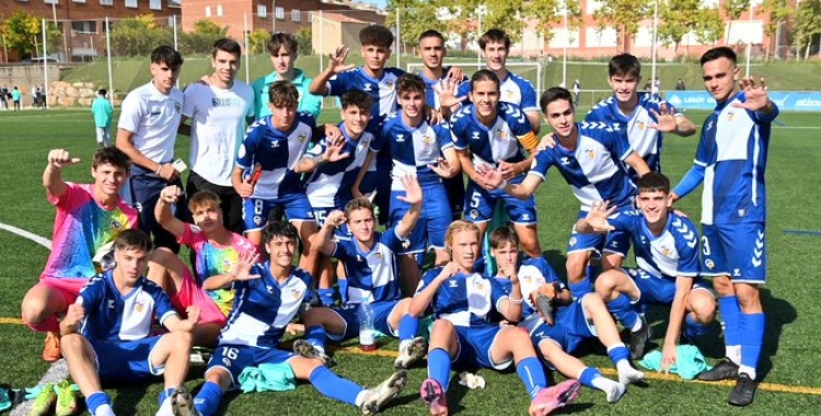 Els futbolistes del juvenil celebrant una victòria | CES