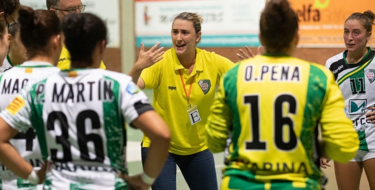 Carol Carmona donant instruccions a les seves jugadores durant una pausa del partit | OAR Gràcia Sabadell