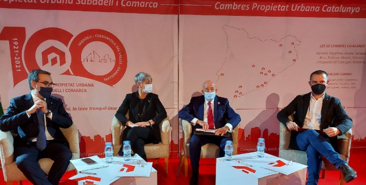 Els participants en l'acte del centenari de la Cambra de la Propietat/ Karen Madrid