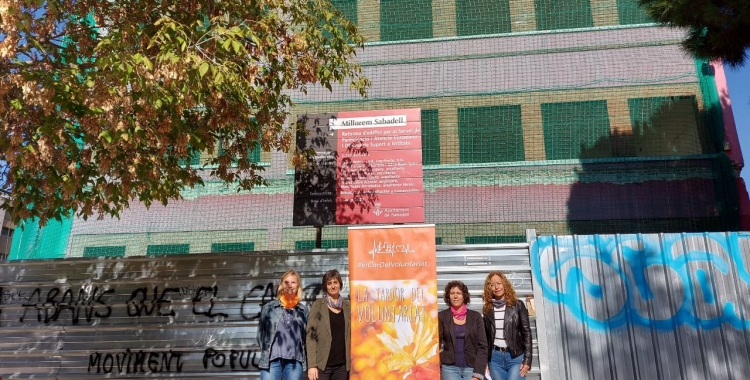 Marta Morell i representants del voluntariat, davant del que serà la nova seu de l'Oficina del Voluntariat/ Karen Madrid