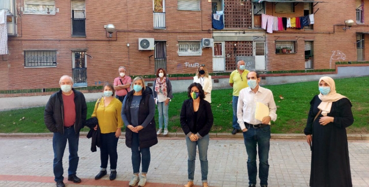 Integrants del projecte A-Porta, en una plaça de Can Puiggener/ Karen Madrid
