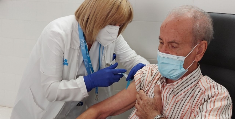 Un pacient del CAP Sud rebent les vacunes de la grip i el coronavirus/ Karen Madrid
