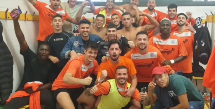 Els jugadors de la Sabadellenca celebrant la victòria al vestuari | Cedida