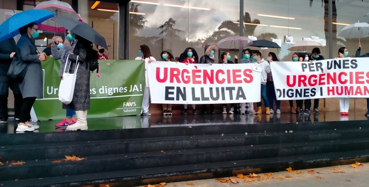 Protesta dels professionals d'Urgències a les portes de l'edifici La Salut | Sonia Martín (Cedida)