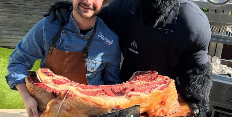 L'Àlex Castany cuina més de 20kg de carn i supera el repte proposat per Gorak el Gorila i crític gastronòmic