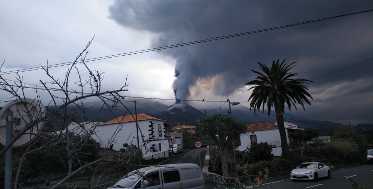 Columna de fum del volcà de La Palma en erupció | Carlos Acosta