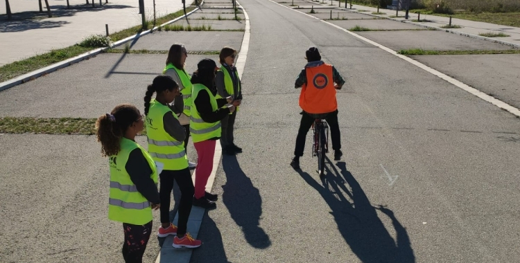 Adrià Arenas, coordinador Biciescola: "Són cursos per aprendre a anar en bicicleta per adults"