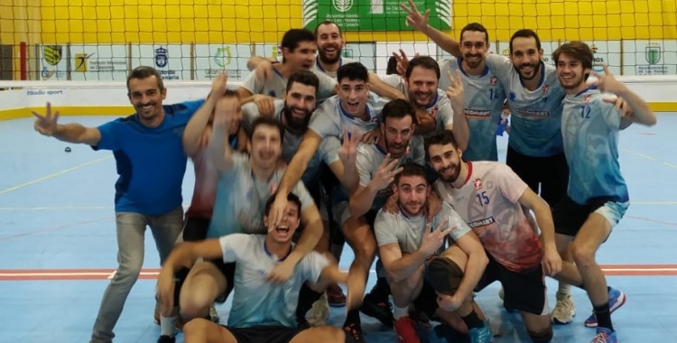 El masculí, celebrant la victòria contra el Sayre | @CNSvolei