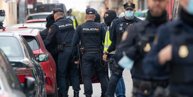 Els agents de la Policia Nacional s'enduen un dels detinguts del carrer Lepant | Roger Benet