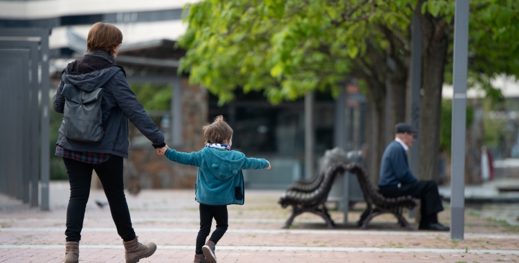 Una mare amb un infant a Sabadell/ Roger Benet