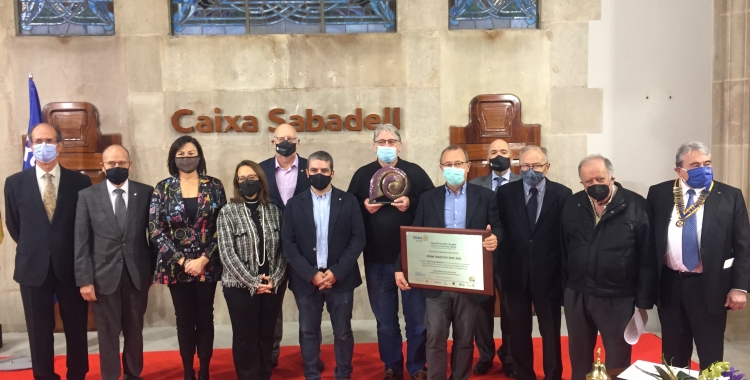 Cervantes amb membres d'entitats recollint el premi | Ràdio Sabadell