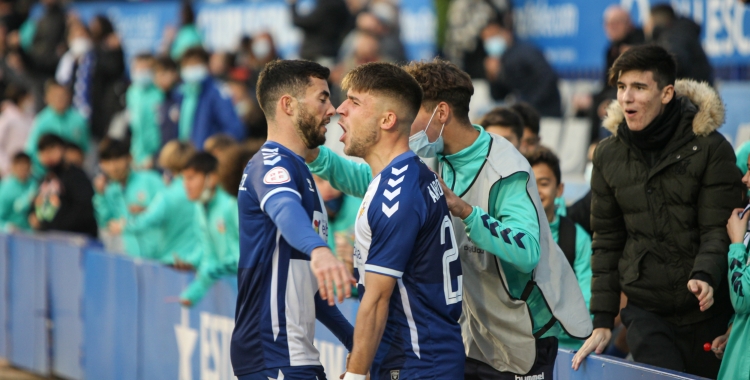 Jacobo celebra amb Aarón el seu gol diumenge contra el San Fernando | CES