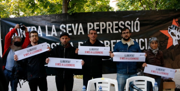 "Part dels '9 de Lledoners' durant la concentració de suport a les portes dels Jutjats de Manresa | ACN"