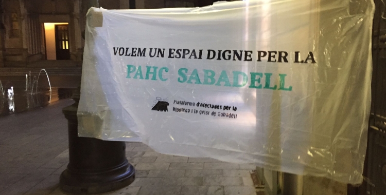 Pancarta de la PAH aquesta tarda | Ràdio Sabadell 