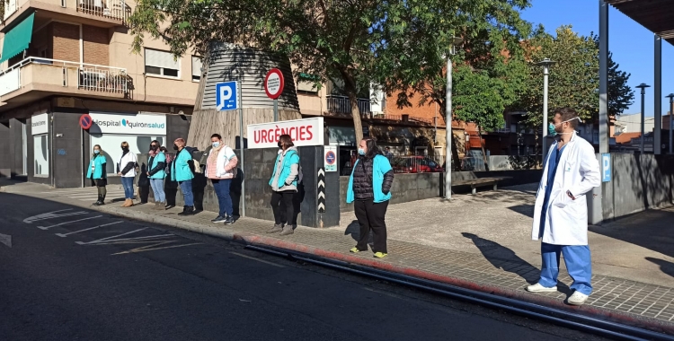 Treballadors de Quirónsalud protestant a la porta de la clínica | Pere Gallifa