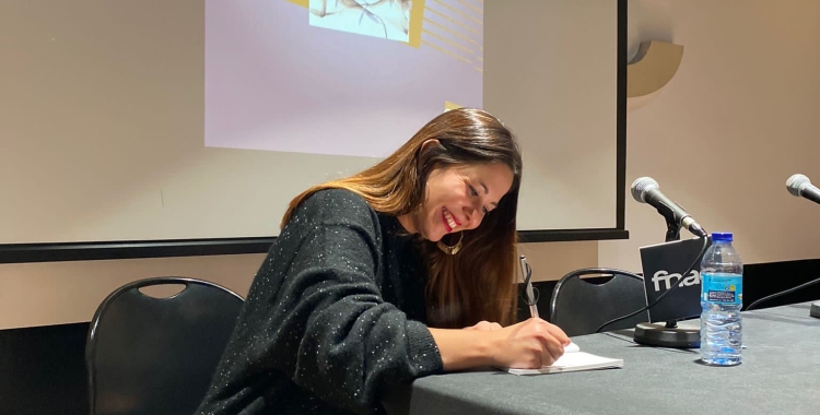 Inma Díaz presenta el seu primer poemari ' Que vuelvas y te conviertas en magia"