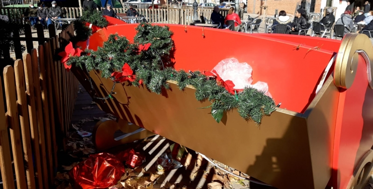 L'Ajuntament reposarà la decoració nadalenca destrossada aquesta setmana | Cedida