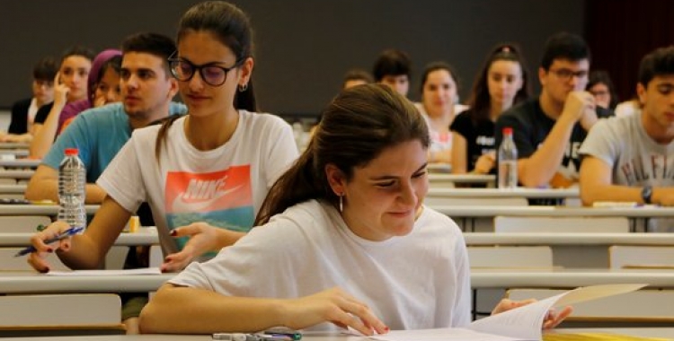 Alumnes a l'examen de castellà de la prova de selectivitat | Sílvia Jardí