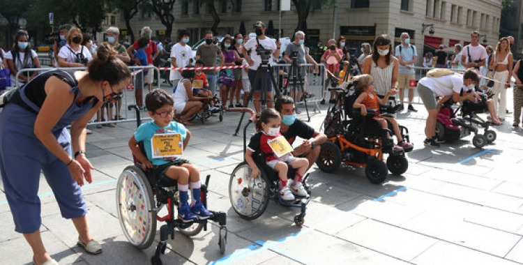 Participants de la cursa infantil amb mobilitat reduïda de Barcelona | ACN
