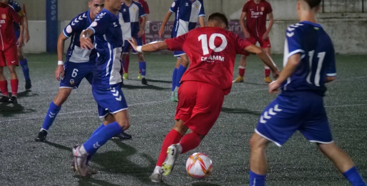 Lluita per la pilota en el partit contra la Damm | CF Damm