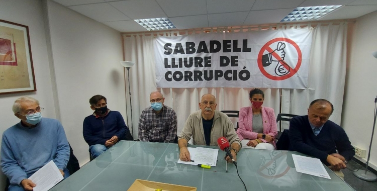 Membres de Sabadell Lliure de Corrupció, en roda de premsa/ Karen Madrid