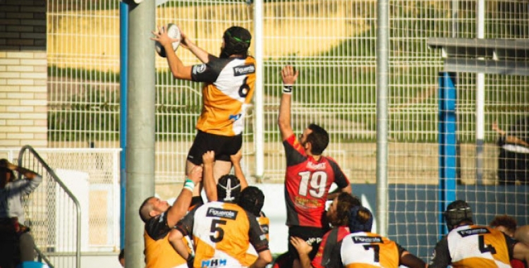 El Sabadell Rugby Club disputant una possessió de pilota contra els Senglars de Torroella | Sabadell Rugby Club