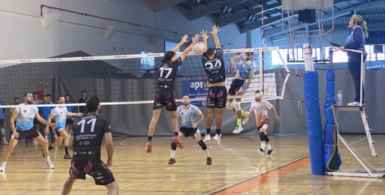 Els jugadors del CNS, disputant el partit | @cnsvolei