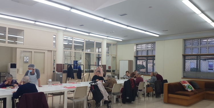 'Dina en companyia', un projecte de la Fundació Catalunya-La Pedrera per combatre la  soledat no desitjada