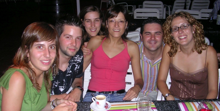 Eva Guarino, a la dreta, i Marga Chaves, al centre de la imatge amb altres companys de Ràdio Sabadell