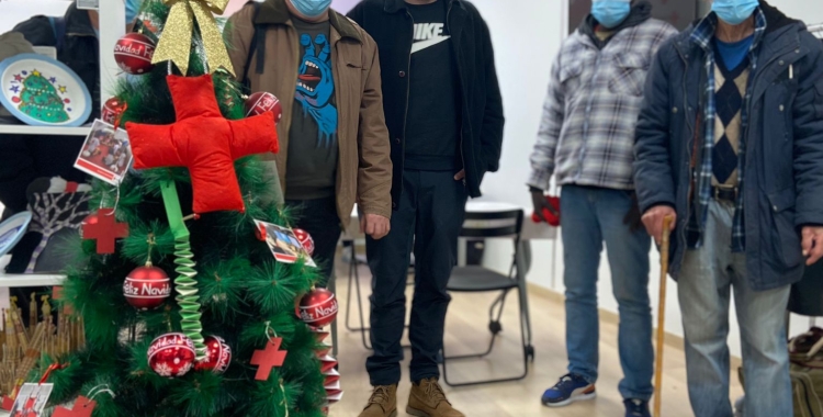 Carlos: "Estic dormint al carrer i, gràcies a déu, tenim aquest espai on ens sentim com persones"