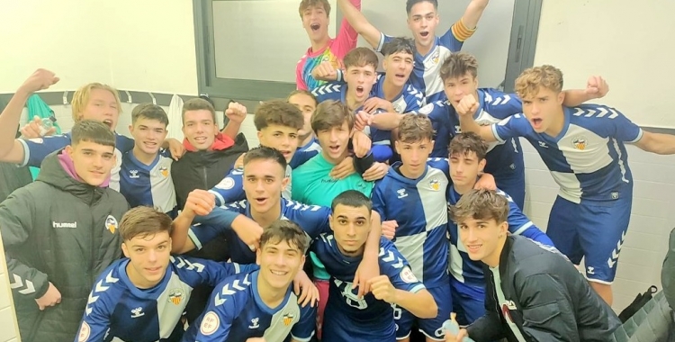 Els jugadors del Juvenil 'A' del Centre d'Esports Sabadell celebrant la victòria contra el Nàstic de Tarragona