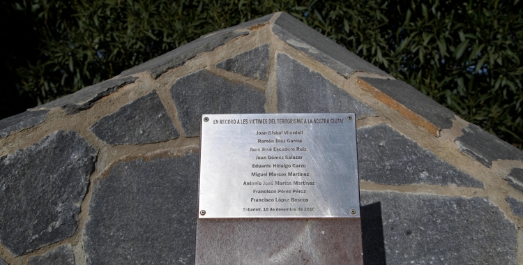 Monòlit de les víctimes del terrorisme al Parc Catalunya/ Roger Benet