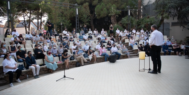 Acte en record de les víctimes de la pandèmia a l'amfiteatre dels Jardinets de l'Espai Cultura| Roger Benet