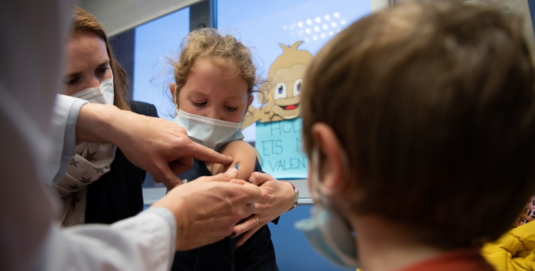 Un dels moments de la vacunació infantil/ Roger Benet