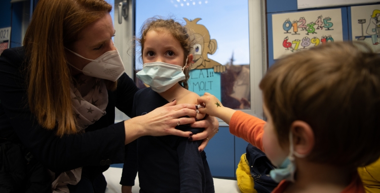 Una nena que s'acaba de vacunar | Roger Benet