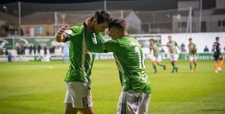 Armental i Miguelete, celebrant ahir un dels gols contra el Sabadell | Atlético Sanluqueño