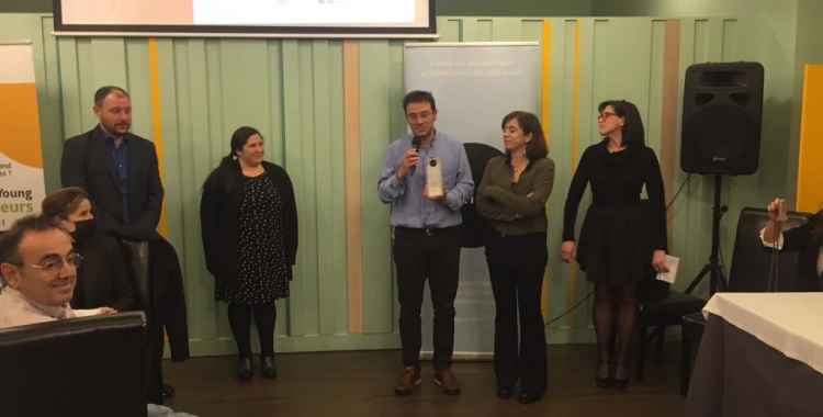 Eloi Moya i Anna Fernández recollint el premi | Ràdio Sabadell 