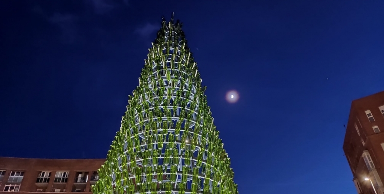 L'arbre de vidre i la lluna, al cel de la plaça Espanya de Sabadell | Pau Duran