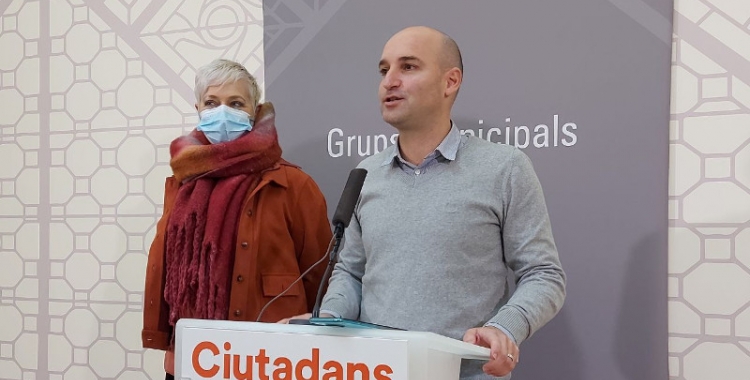 Anna Grau i Adrián Hernández, a la sala de premsa de l'Ajuntament/ Karen Madrid