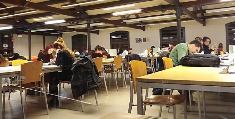 A cau d'orella: La biblioteca Vapor Badia obre les sales d'estudi i amplia els horaris 