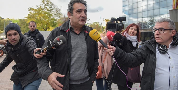 L'exalcalde Manuel Bustos sortint dels Jutjats de Sabadell | Roger Benet