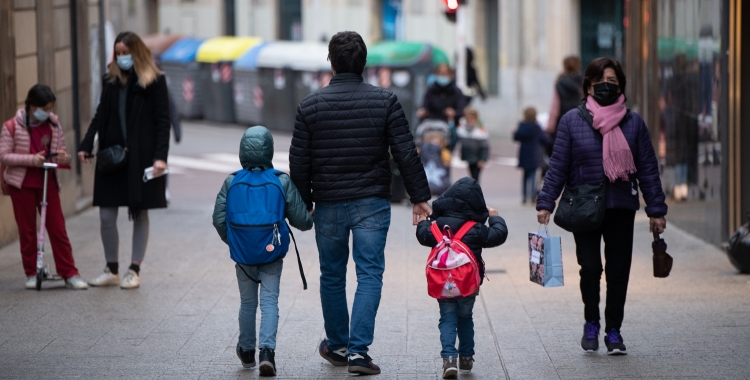 Dos nens anant a l'escola | Roger Benet